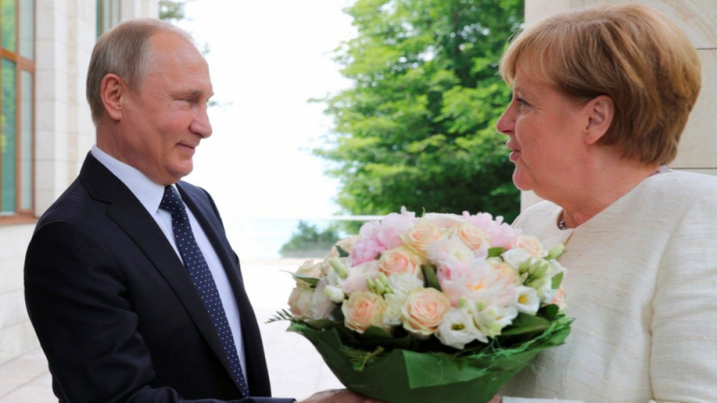 Разгадаха тайния смисъл на букета, който Путин връчи на Меркел