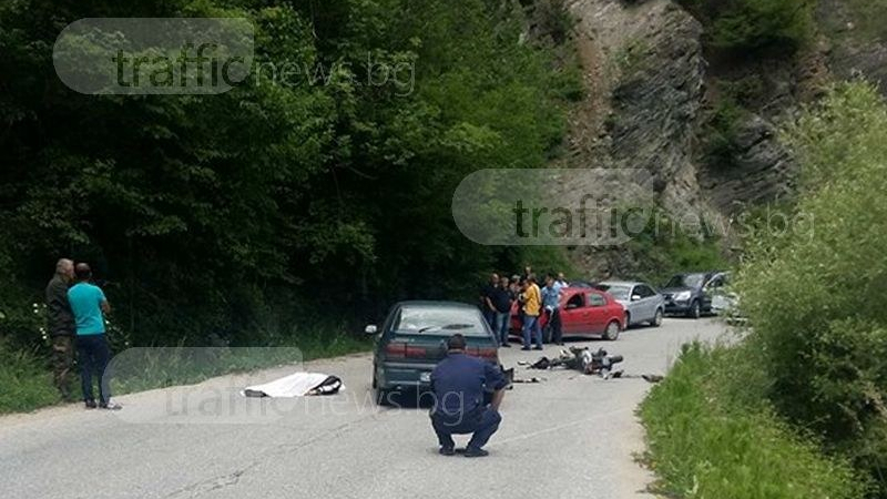 Зверска катастрофа край Смолянско! Моторист загина на място след удар в кола (СНИМКА 18+)