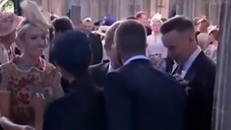 Папарашки КАДРИ: Елтън Джон и Дейвид Бекъм се целуват страстно уста в уста на кралската сватба  