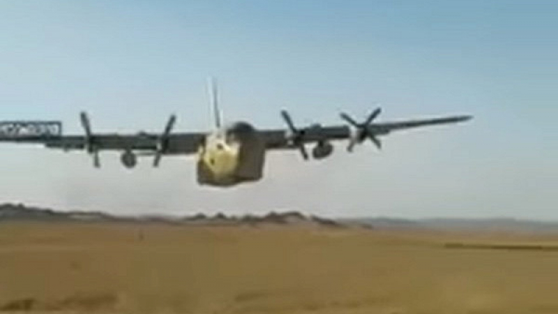 Американски военен самолет С-130 прелетя само на метър над военнослужещи (ВИДЕО)
