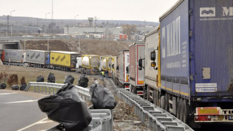 Интензивен трафик на границата с Турция