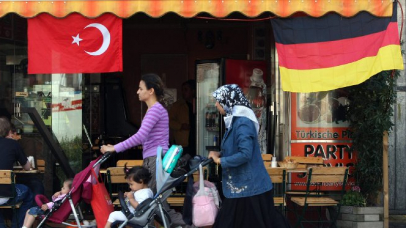 Учен от Анкара: Турците в ЕС смятат Реджеп Ердоган за свой баща