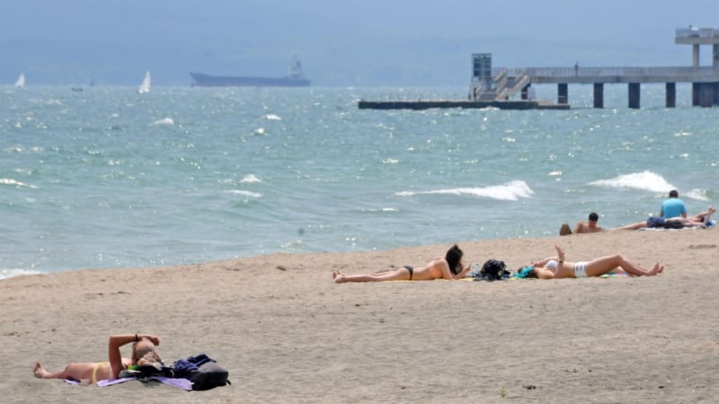 Бургас не иска нудисти! Градът въстана срещу голите мъже и жени по плажа