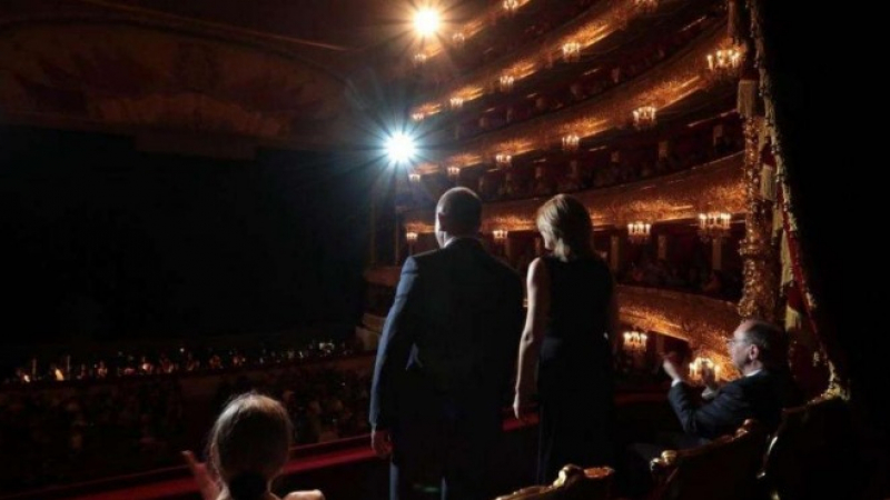 Президентът Румен Радев бе посрещнат на крака и с аплодисменти в Болшой театър (СНИМКИ)