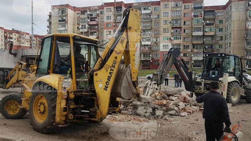 Багерите влязоха в "Столипиново", но ромите са непреклонни: Отново ще си построим къщи (СНИМКИ/ВИДЕО)
