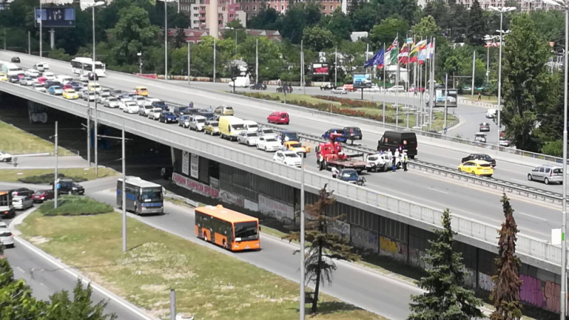 Тежка катастрофа на "Цариградско шосе" в София, задръстването е километрично (СНИМКИ)