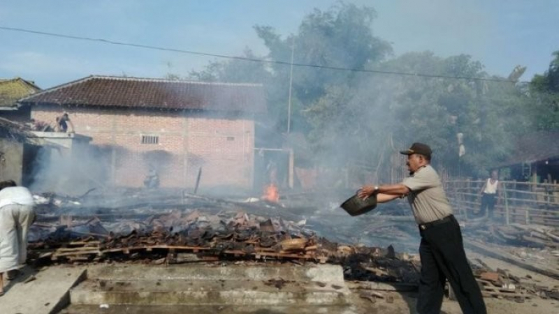Тийнейджър изгори дома на семейството си, причината е потресаваща (СНИМКИ)