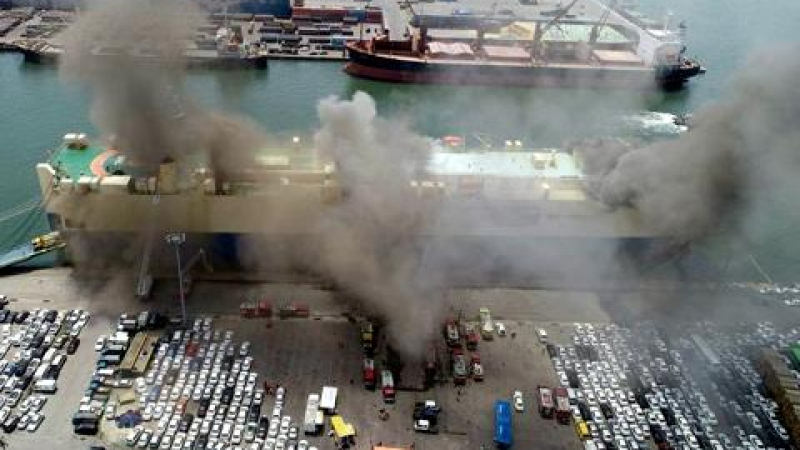 Ужасяващо! Над 1000 коли изгоряха в пожар на кораб (СНИМКИ/ВИДЕО)