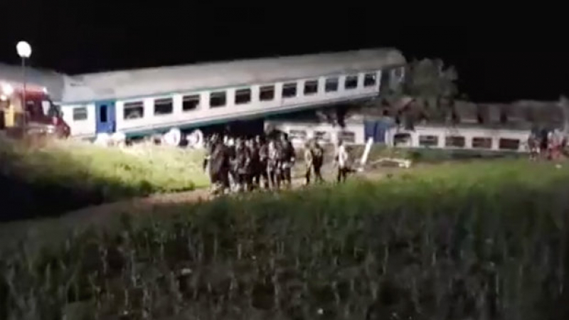 Кошмар край Торино! Спрял на прелез камион предизвика огромна трагедия с препускащ влак (СНИМКИ/ВИДЕО)