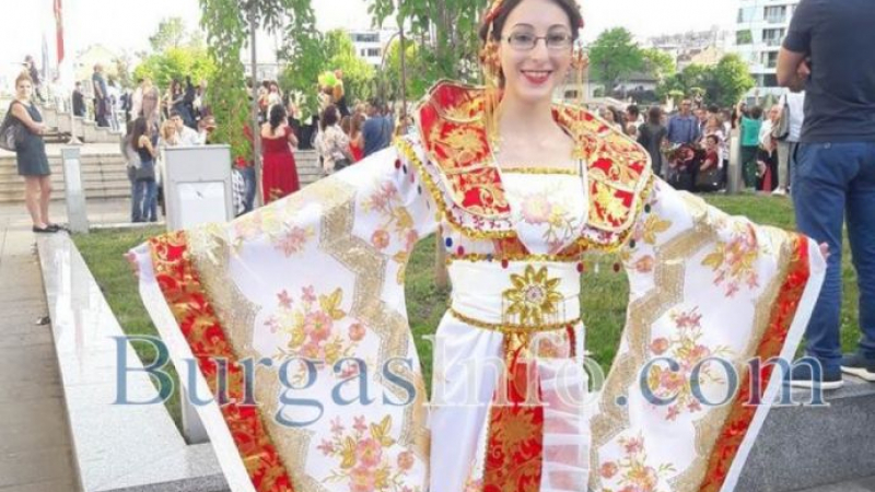 "Китайска императрица" се разходи по улиците на Бургас (СНИМКИ)