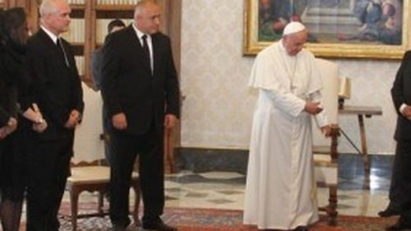 Борисов носи три уникални армагана на папата 