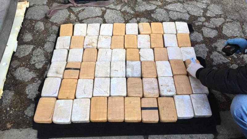 Нов удар! Бургаските полицаи задържаха над 90 кг дрога