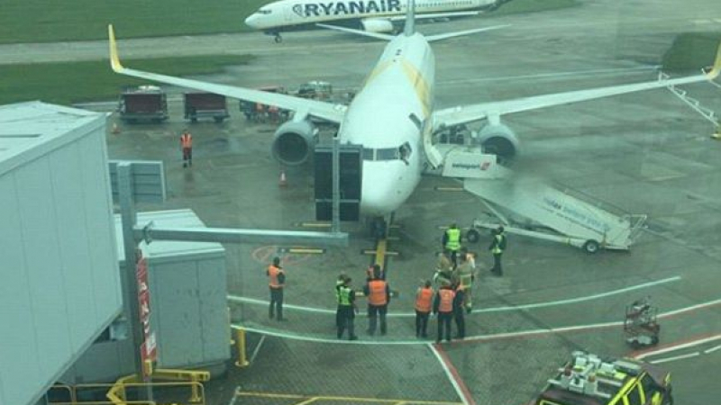 Самолети на „Райънеър“ и „Примера“ се удариха на лондонското летище „Станстед“ (СНИМКИ)