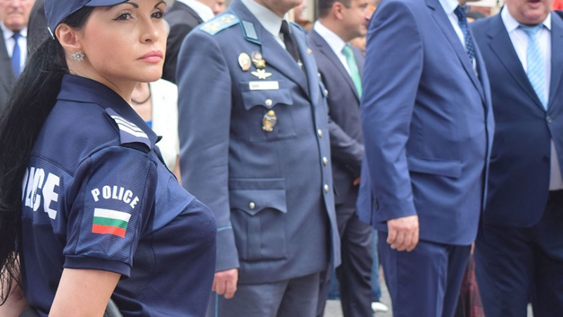 Край на мистерията! Стана ясно коя е горещата секси полицайката от Пловдив, заради която десетки мъже поискаха да бъдат арестувани