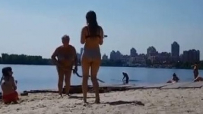 Баба подпука с пръчка непослушни мадами на плажа (ВИДЕО)