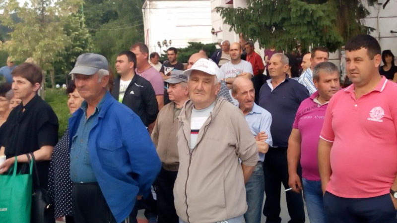 Нещо безпрецедентно се случи в Стрелча заради протестите на розопроизводителите 