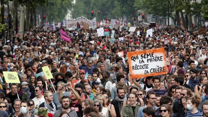 Многохилядни протести срещу политиката на Еманюел Макрон във Франция