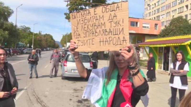Медици от Ловеч блокират главния път от София за Варна