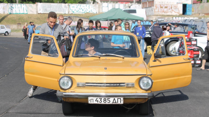 17 души в един салон: На събор на ретро автомобили бе поставен нов рекорд за "вместимост" на Запорожец (ВИДЕО)
