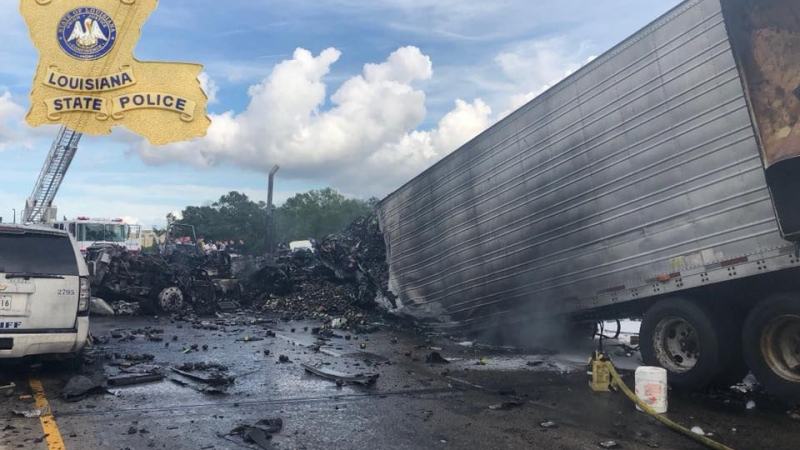 Ужасяваща катастрофа с жертви в САЩ: Камион се заби в 9 коли и се запали (СНИМКИ)