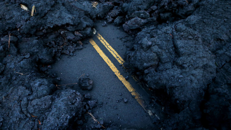 Черно одеяло от пепел, изхвърлена от недрата на хавайския вулкан, покри острови на хиляди километри разстояние