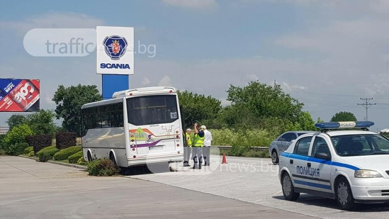 Първи СНИМКИ от мястото на тежкото меле с рейс край Пловдив 