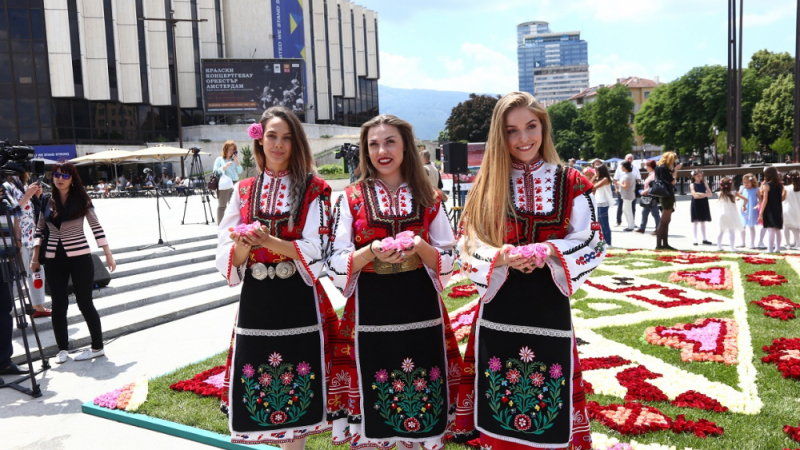 Фоторепортаж в БЛИЦ: Жив килим от български рози украси площада пред НДК 