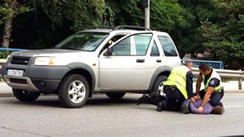 Нагъл апаш задигна полицейска кола от паркинга на КАТ-Хасково, но му се случи случка (СНИМКИ)