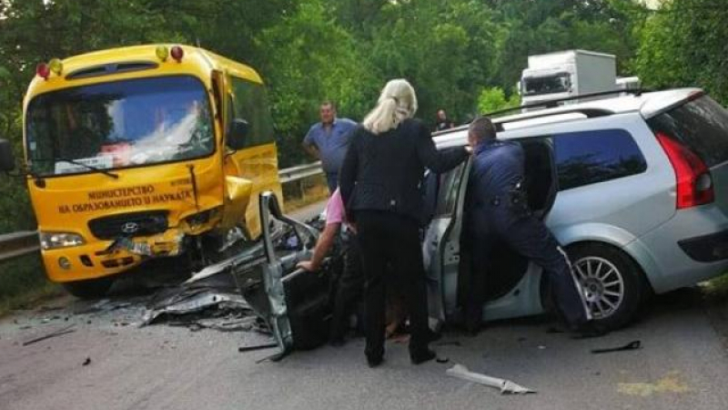 Първа СНИМКА от тежката катастрофа с училищния автобус! Полицаи вадили ранената шофьорка 