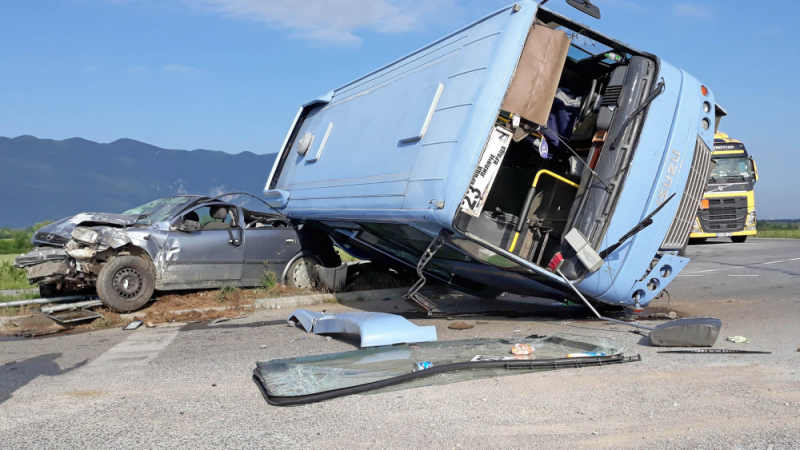 От полицията посочиха виновника за катастрофата с обърналия се автобус край Враца
