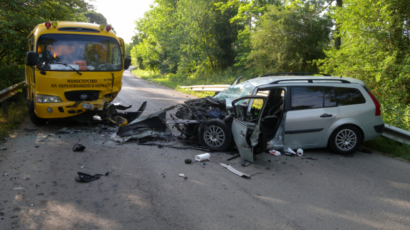 МВР със страшни СНИМКИ показа как 24-годишна шофьорка е ударила челно училищния автобус