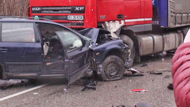 Първо в БЛИЦ! Пак катастрофа с ТИР в Пловдивско – отбиват колите през нивите 