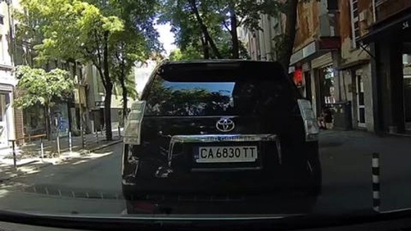Мутри крадат луксозна кола в центъра на София, но нещо се обърка