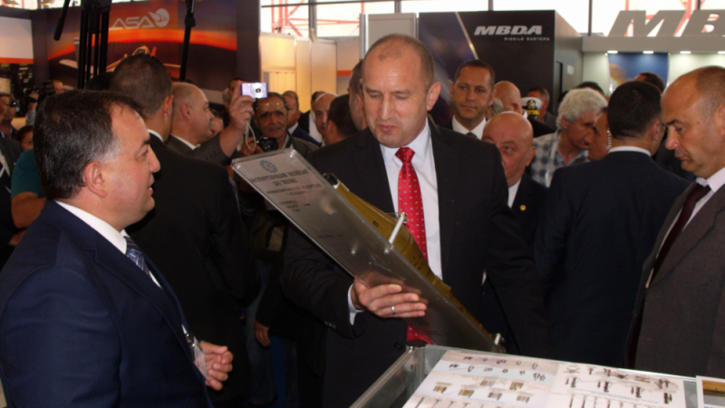 Президентът и военният министър разгледаха новите боеприпаси на ВМЗ (СНИМКИ)