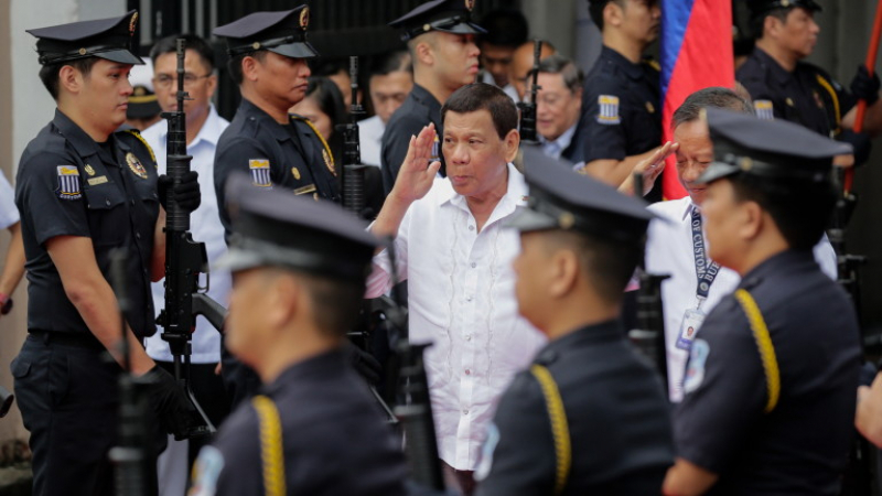 Бойният президент на Филипините заплаши Пекин с война в Южнокитайско море