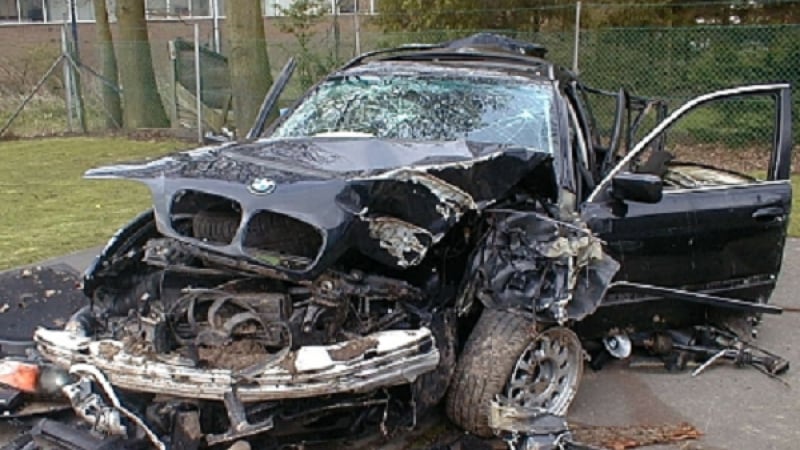 Тотална откачалка и уличен състезател заби BMW-то си за 400 бона в машина за полагане на асфалт до Поморие