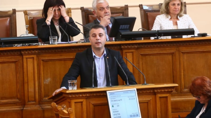 Зам.-председателят на ВМРО с горещ коментар за оставката на Цачева
