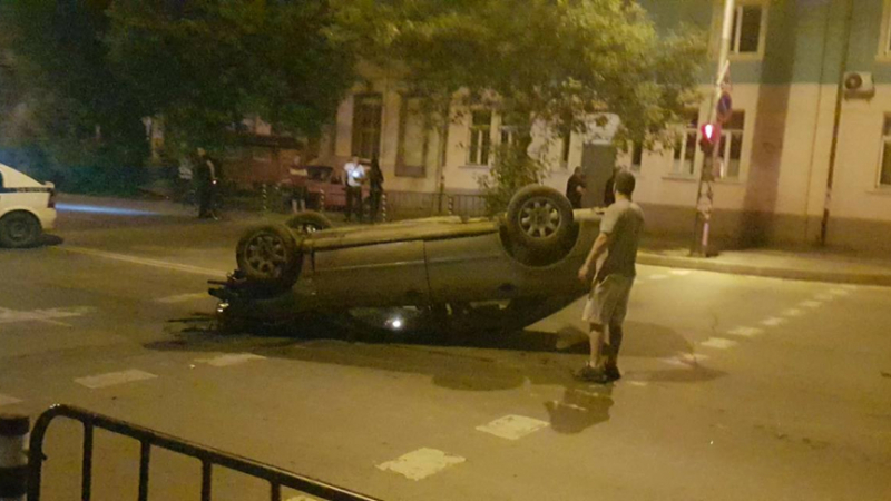 Зрелищни СНИМКИ на размазано черно БМВ и кола по таван в София, а във Фейсбук съскат злобно: Жалко, че няма жертви!