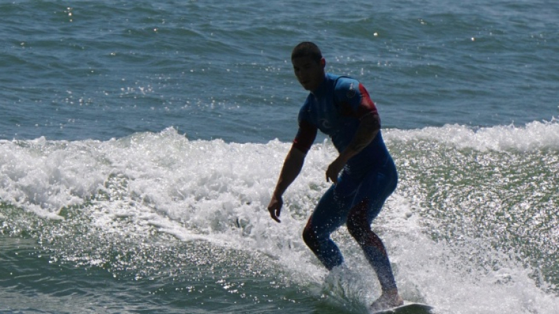 Познайте на кой български плаж е този сърфист в последния ден от май (СНИМКИ)