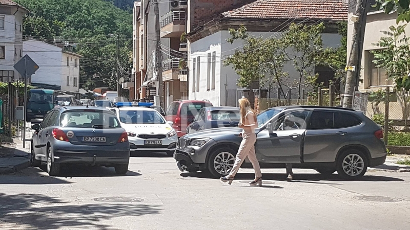 В деня на блондинката: Две руси мадами си спретнаха автомеле (СНИМКИ)