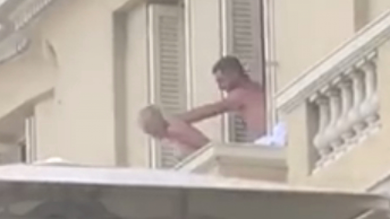 Очевидец към страстна двойка, правеща секс на балкон: Не бързайте толкоз! (СНИМКИ 18+)