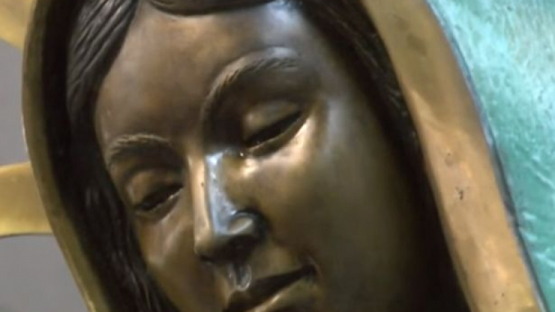 Чудо! Статуя на Света Богородица пророни сълзи (ВИДЕО)