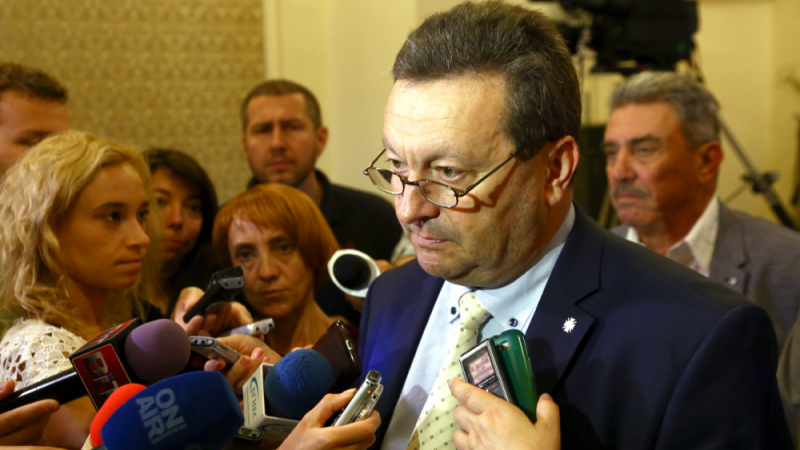 Въпреки бойкота на червените: Таско Ерменков се върна в парламента