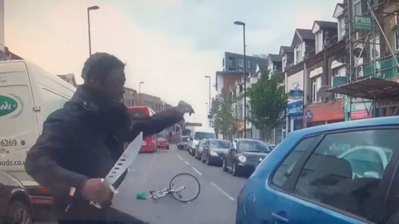 Ужас в Лондон: Чернокож с огромен нож гони шофьор (ВИДЕО)