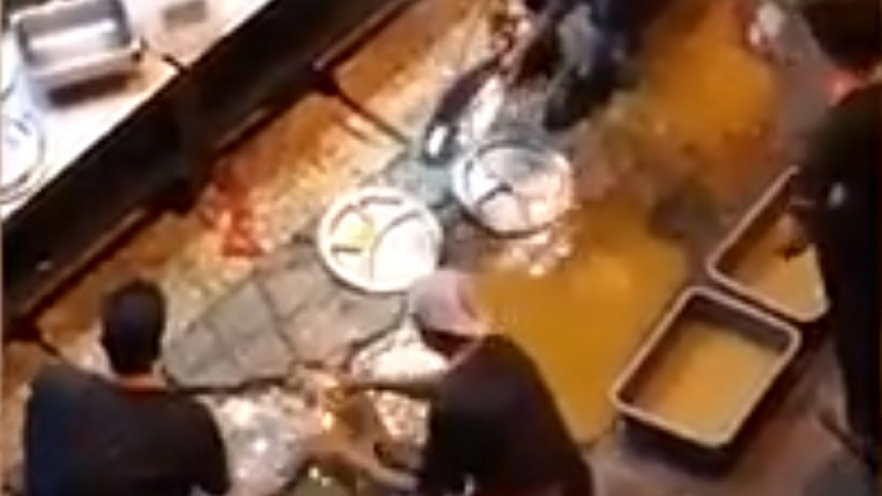 Заснеха как от престижен ресторант мият чиниите си в локва (ВИДЕО)