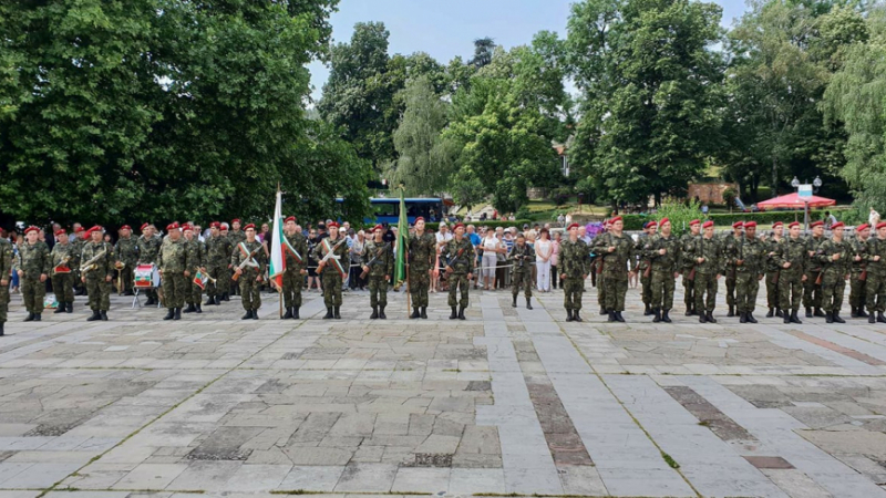 Стотици се стекоха в Калофер да сведат глави пред Ботев и героите на България (СНИМКИ)