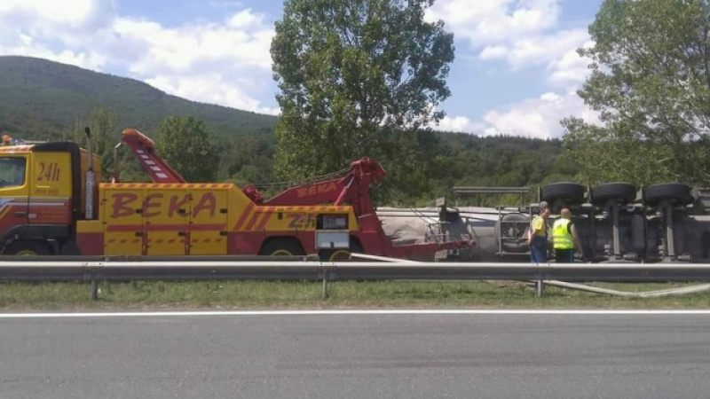 След катастрофата с ТИР: Дрон запечата километричното задръстване на магистрала "Тракия" (ВИДЕО)