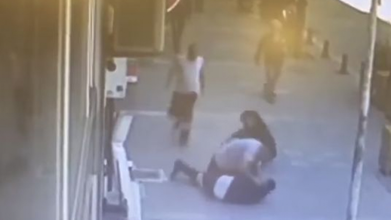 Зрелищен екшън в Истанбул: Турчин с удар с глава трупяса побеснял мъж, който пребиваше съпругата си на улицата (ВИДЕО)
