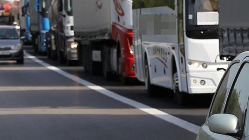 Ужас на магистралата! Турски шофьор слезе да хапне и беше премазан от пловдивски камион 