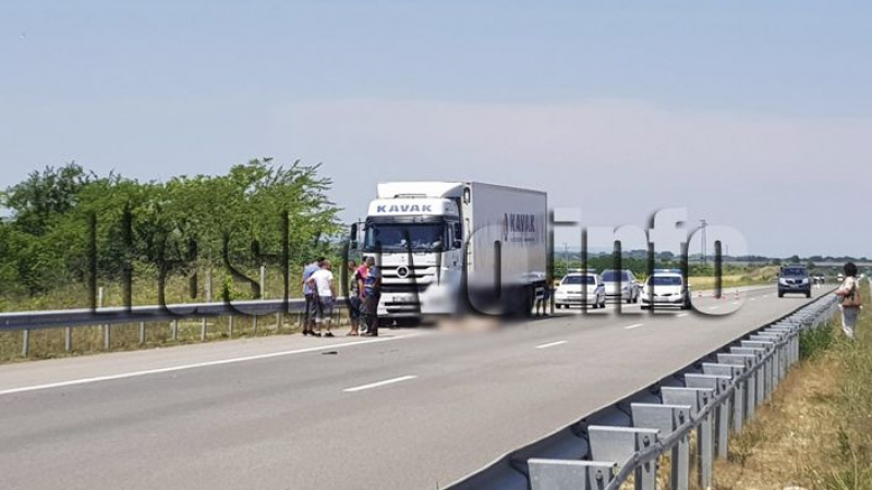 Първи СНИМКИ от АМ "Марица", където турски шофьор бе премазан от пловдивски камион